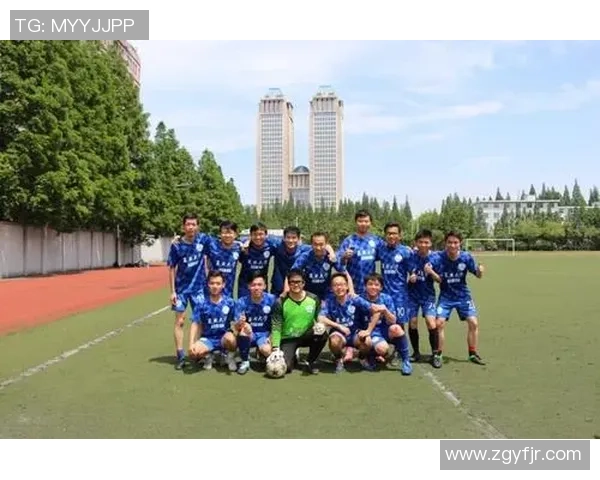 重庆足球队的拼搏历程与荣耀之路深度解析 重庆足球队的拼搏历程与荣耀之路深度解析